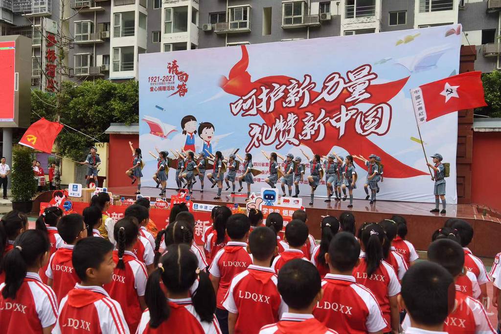 9月27日,泸定桥畔,四川省甘孜州泸定县泸定桥小学的1200余名小学生,收